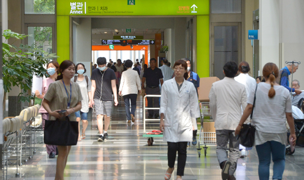 2015년 8월 서울 일원동 삼성서울병원에서 의료진과 내원객이 병원 로비를 오가고 있다. 정지윤 기자