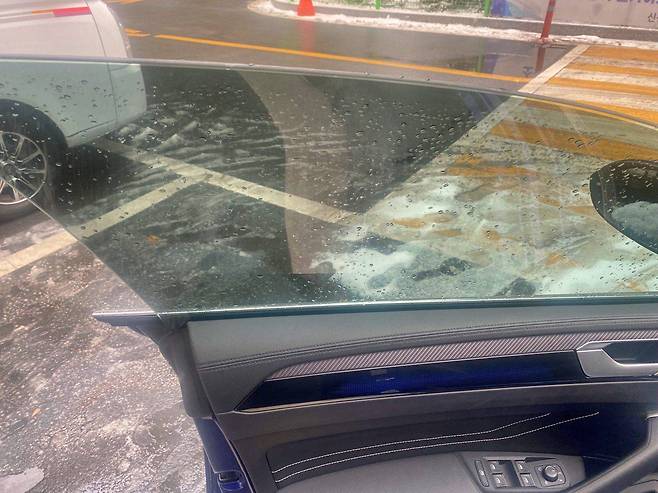 신형 아테온 R-라인 4모션 프레임리스 도어. 출처=IT동아