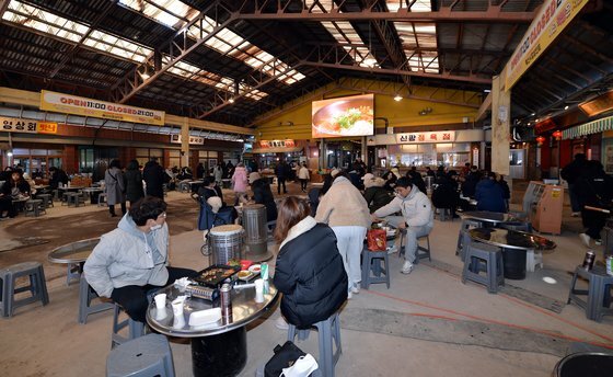 지난 25일 충남 예산군 예산읍 예산상설시장 안 광장에서 관광객들이 테이블에 둘러앉아 음식을 먹고 있다. 프리랜서 김성태