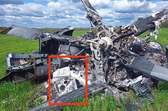 우크라이나에서 격추된 러시아군 Ka-52. 세탁기(붉은 네모)로 보이는 잔해가 보인다. 9gag.com