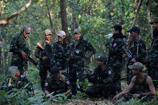 2021년 12월 31일 미얀마에 시위대에서 게릴라가 된 시민방위군(PDF) 군인들이 모여 있다. 로이터연합뉴스