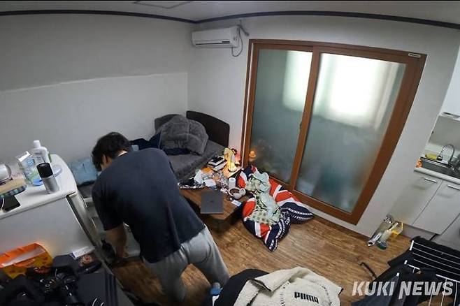 직장인 김원(29·가명)씨는 서울 서대문구의 한 다세대주택 원룸에 살고 있다. 김씨의 집은 18.8㎡(5.7평)의 원룸이다. 서울 상경 후, 고시원에서 시작해 3번의 이사를 거쳐 이 원룸에 살고 있다. 사진=박효상 기자