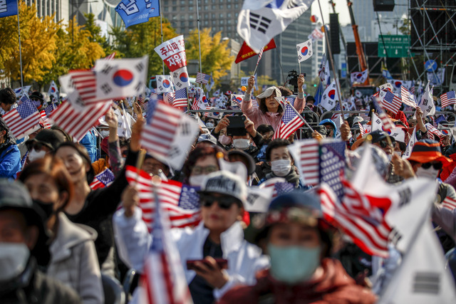 자유통일당 당원 등 보수 우파 지지자들이 지난해 10월22일 서울 종로구 세종대로에서 열린 자유통일 주사파 척결 국민대회에서 태극기와 성조기를 흔들고 있다. 뉴시스