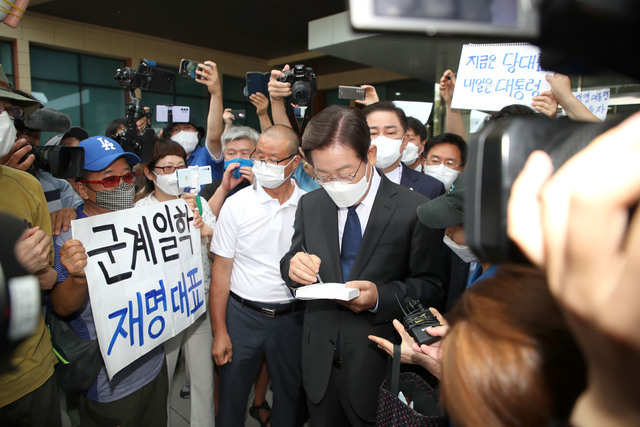이재명 더불어민주당 대표의 지지자들이 지난해 7월17일 서울 여의도 국회 소통관에서 이 대표가 당대표 선거 출마를 선언하자 환호하고 있다. 뉴시스