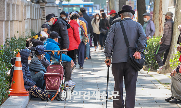 The younger generation has strong objections to the older generation benefiting from the current pension structure [Photo by Lee Chung-woo]