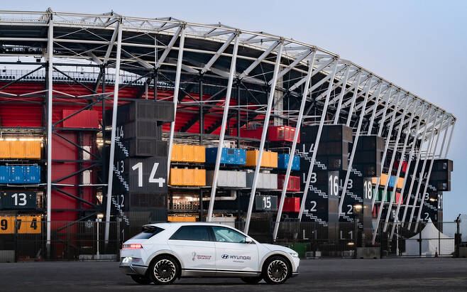 2022 월드컵 운영 차량으로 제공되는 아이오닉 5를 카타르 974 스타디움 앞에서 촬영한 모습
