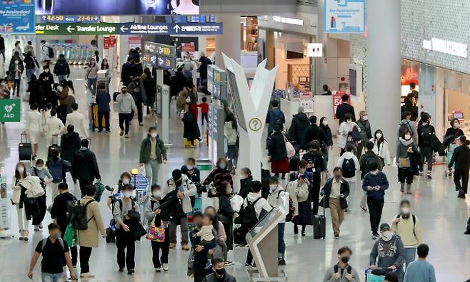 인천국제공항 제1터미널 면세구역이 출국하려는 여행객들로 붐비고 있다./사진=뉴스1
