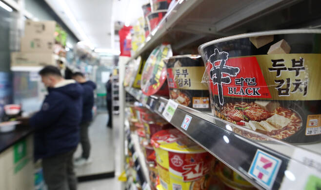 한국식품연구원이 농심 신라면이 타이완에서 폐기 조치된 사건에 대해 의도적인 흠집 내기라고 주장했다. 서울 시내 편의점에 신라면 제품이 진열돼 있다. /사진=뉴스1
