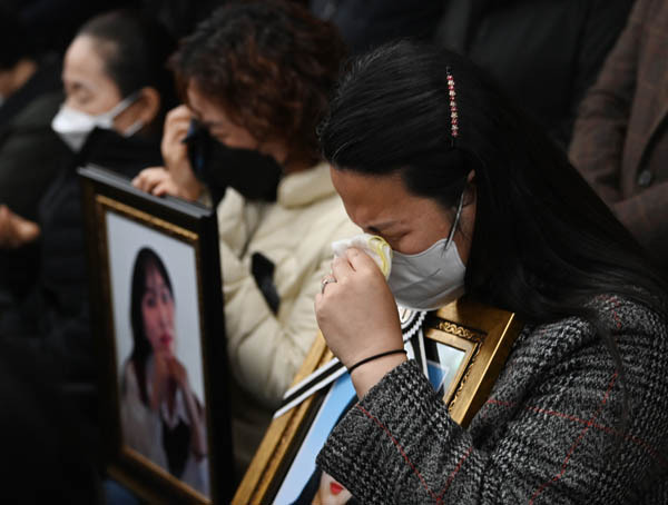 이태원 참사 유가족들이 지난해 11월 22일 입장발표 기자회견에서 자식의 영정을 품에 안고 눈물을 흘리고 있다. / 문재원 기자