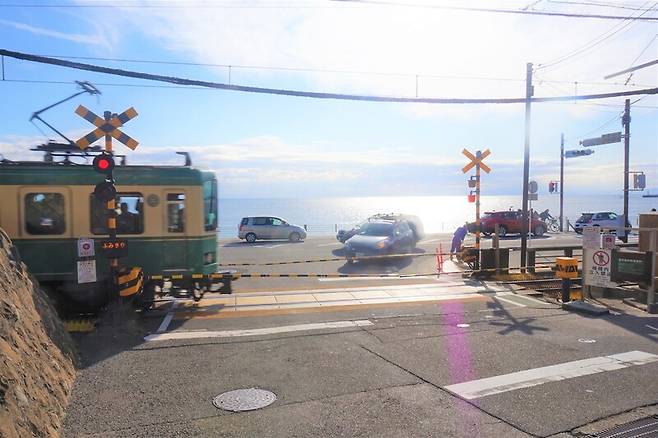 만화 <슬램덩크> 배경이 된 일본 가나가와현 가마쿠라고교앞역 철길. 이준희 기자