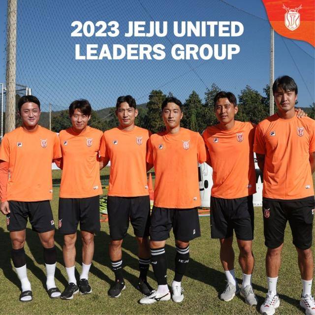 올 시즌 제주의 주장인 된 최영준(오른쪽 세 번째)과 주장단인 김오규(왼쪽부터) 안현범 정운 구자철 김동준. 제주 유나이티드 제공