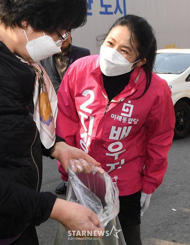 4.15 총선 미래통합당 성동구을 지상욱 후보의 부인인 심은하씨가 7일 오후 서울 중구 약수시장을 찾아 지역구민들과 인사를 나누고 있다. /사진=이동훈 기자 photoguy@