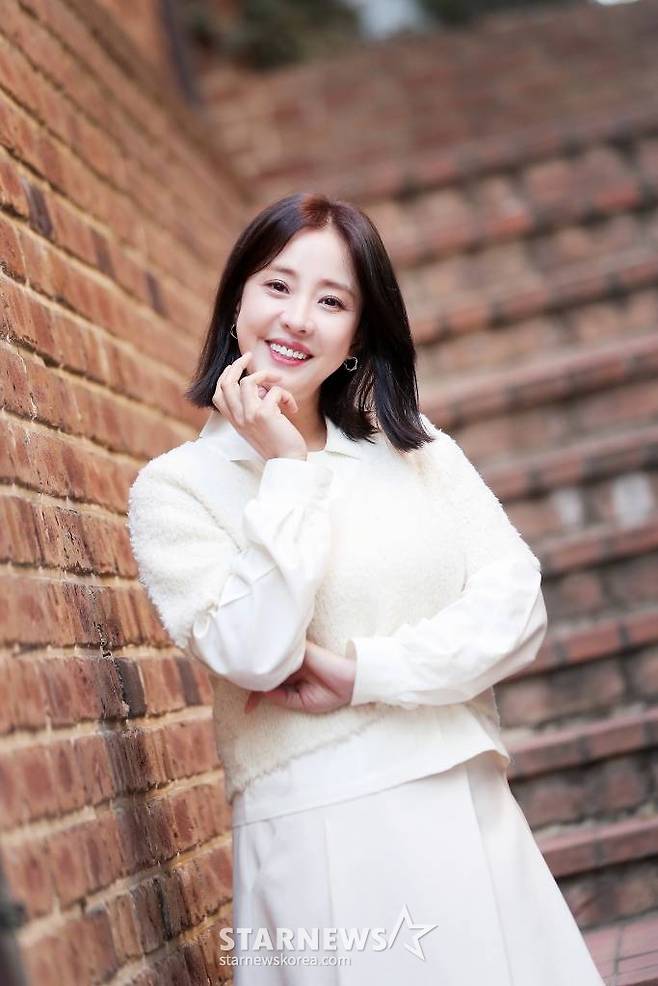 배우 박은혜가 1일 오후 서울 강남구 논현동 한 카페에서 진행된 tvN 드라마 '환혼' 시리즈 종영 인터뷰에 앞서 포즈를 취하고 있다. 박은혜는 극 중 진초연(아린 분)의 엄마인 진호경 역을 맡았다. 진호경은 진요원을 지키기 위해 사력을 다하는 인물로 미워할 수 없는 악역을 연기해 시청자들의 눈길을 사로잡았다. /사진=김창현 기자 chmt@