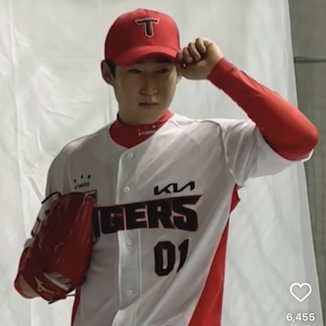 사진=KIA와 아이앱 스튜디오의 새로운 유니폼을 입은 올 시즌 신인 윤영철. KIA 타이거즈 SNS