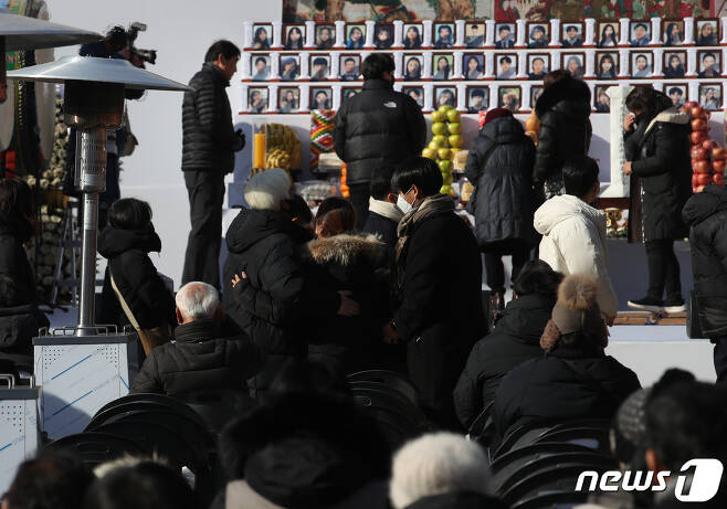 지난해 12월 16일 서울 종로구 조계사 대웅전 앞에서 봉행된 10·29 참사 희생자 추모 위령제(49재)에서 유족들이 헌화하고 있다. (공동취재) 2022.12.16/뉴스1 ⓒ News1 이승배 기자