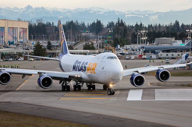 아틀라스 항공 화물기로 제작된 마지막 보잉 747기가 2월 1일 미국 워싱턴 에버레에서 이륙을 준비하고 있다./AFP 연합뉴스