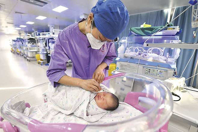 중국 안후이성의 한 산부인과 병원에서 간호사가 신생아를 돌보고 있다. 중국은 출생률 급락 여파로 1961년 대기근 이후 처음으로 지난해 인구 감소를 겪었다. /AP 연합뉴스