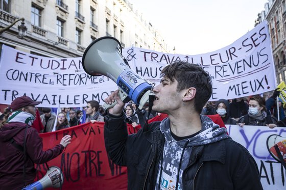 프랑스 정부 연금개혁안에 반대하는 시민들이 집회를 열고 있다. [신화사=연합뉴스]