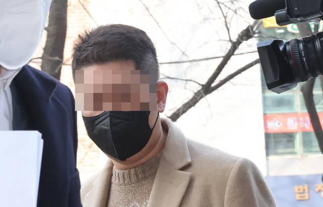 ▲ 빗썸 실소유주로 알려진 사업가 강종현 씨가 1일 횡령·배임 의혹 영장심사를 받기 위해 서울남부지법에 들어가고 있다. 연합뉴스