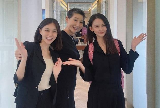 듀자매와 김성주 성주그룹 회장(가운데)