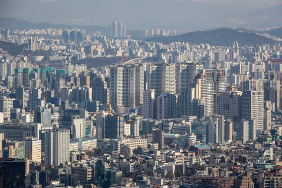 서울과 전국 아파트값이 올해 들어 5주 연속 둔화했다. 정부의 대대적인 규제 완화 영향 때문인 것으로 풀이된다. /사진=뉴스1