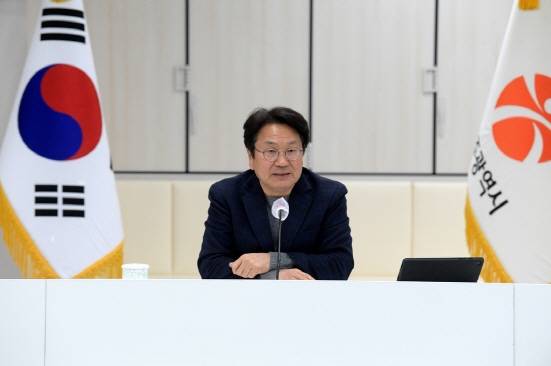 강기정 광주광역시장이 2일 오전 시청 중회의실에서 열린 간부회의를 주재하고 있다./사진=광주시