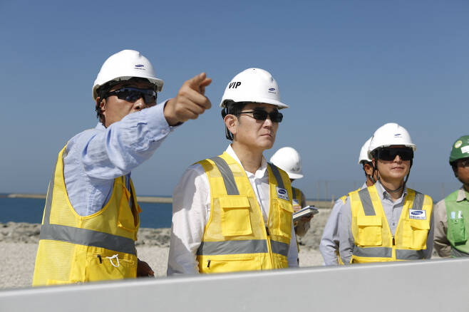 지난해 12월 6일(현지시간) 이재용 삼성전자 회장이 삼성물산이 참여하는 UAE 바라카 원전 프로젝트 건설 현장을 방문한 모습. [삼성전자 제공]