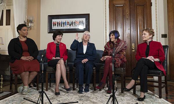 왼쪽부터 셜랜더 영 OMB 국장, 수전 콜린스 공화당 상원 세출위 간사, 페티 머리 상원 세출위원장, 로사 드로로 하원 세출위 민주당 간사, 케이 그레인저 공화당 하원 세출위 간사. AP연합뉴스