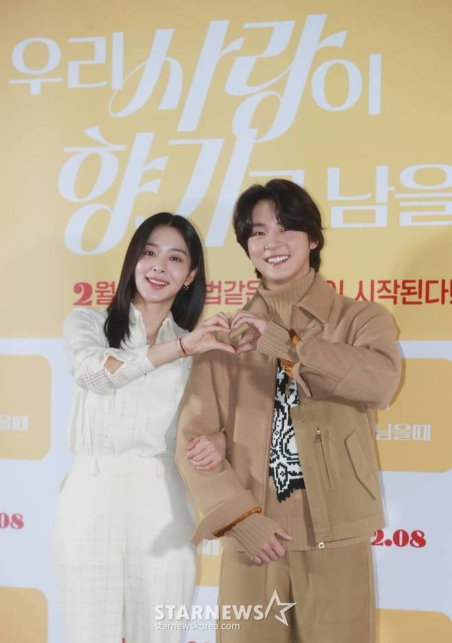 배우 설인아, 윤시윤이 2일 오전 서울 광진구 롯데시네마 건대입구점에서 진행된 영화 '우리 사랑이 향기로 남을 때'(감독 임성용) 언론시사회에 참석해 포즈를 취하고 있다. 일도 연애도 마음 같지 않은 창수(윤시윤 분)와 모든 걸 가졌지만 연애는 쉽지 않은 아라(설인아 분), 두 사람의 앞에 사랑에 빠지게 만드는 향수가 등장하며 펼쳐지는 로맨스 '우리 사랑이 향기로 남을 때'는 오는 8일 개봉한다. /2023.02.02 /사진=이동훈 기자 photoguy@
