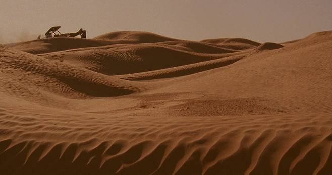 영화 속 알마시는 아무런 차별 없는 사막에 매료된다.[사진=더스쿠프 포토]