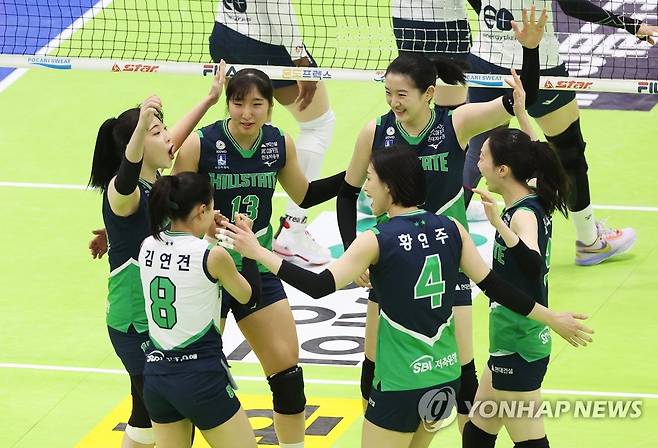 기뻐하는 현대건설 선수들 (수원=연합뉴스) 홍기원 기자 = 2일 경기도 수원실내체육관에서 열린 프로배구 V리그 여자부 현대건설 힐스테이트와 GS칼텍스 Kixx의 경기. 득점에 성공한 현대건설 선수들이 기뻐하고 있다. 2023.2.2 xanadu@yna.co.kr