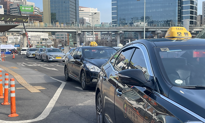 3일 오전 서울역 앞 택시승강장에 택시 10여 대가 줄지어 있다. (사진=구동현 기자)