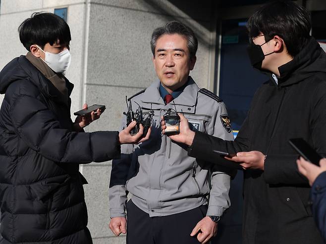 윤희근 경찰청장이 지난 1일 오후 술에 취한 시민을 놔둔 채 철수했다가 사망사고가 발생한 서울 동대문경찰서 휘경파출소를 방문해 취재진 앞에서 발언하고 있다./연합뉴스