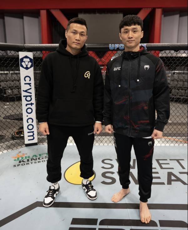 최두호(오른쪽)가 3년 2개월 만에 옥타곤에 복귀한다.(사진=UFC SNS)