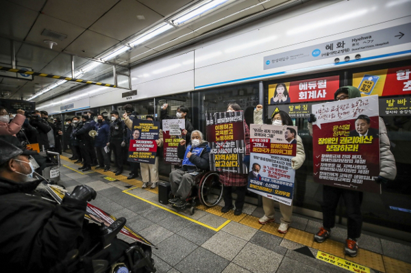 전국장애인차별쳘폐연대 관계자들이 지난달 25일 오전 서울 종로구 혜화역에서 이동권 보장 촉구 지하철 선전전을 하고 있다. 뉴시스