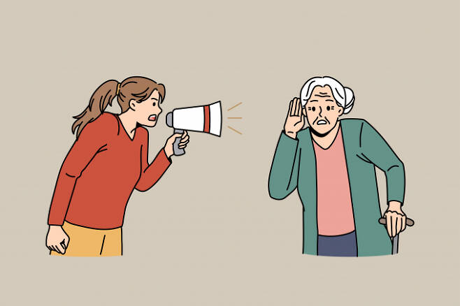 65세 이상 노인 3명 중 1명에게서 나타나는 노화성인 난청을 방치할 경우 치매 발병률이 2~5배가량 높아지는 만큼 적극적인 청력 재활이 필요하다. /사진=이미지투데이