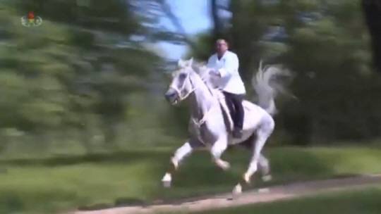 조선중앙TV는 지난 2020년 2월 2일 김정은 국무위원장의 2021년 한해 활동을 담은 기록영화 ‘위대한 승리의 해 2021년’을 통해 김 위원장이 말을 타고 달리는 모습을 공개했다. 연합뉴스