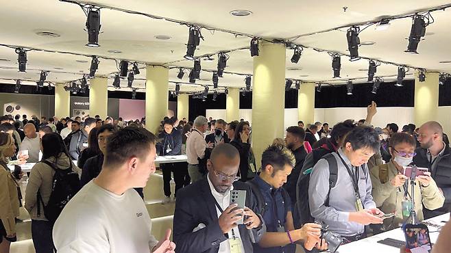 미국 샌프란시스코 머소닉 오디토리움에서 1일(현지시간) 열린 ‘갤럭시 언팩 2023’핸즈온(Hands-on) 행사에서 관람객이 제품을 살펴보고 있다. 박혜림 기자