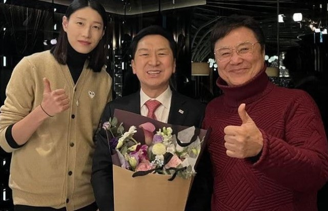 김기현 의원이 지난달 27일 김연경(좌), 남진(우)과 함께 찍었다며 페이스북에 올린 사진.