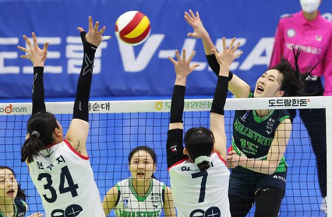 2일 경기도 수원실내체육관에서 열린 프로배구 V리그 여자부 현대건설 힐스테이트와 GS칼텍스 Kixx의 경기. 현대건설 황민경(오른쪽)이 공격하고 있다. 연합뉴스