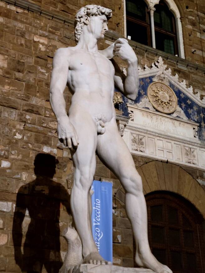 베키오 궁전 앞의 다비드 상, 미켈란젤로가 제작한 다비드 상의 원본은 아카데미아 미술관에 있다