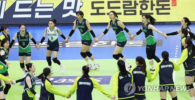 현대건설 승리 (수원=연합뉴스) 홍기원 기자 = 2일 경기도 수원실내체육관에서 열린 프로배구 V리그 여자부 현대건설 힐스테이트와 GS칼텍스 Kixx의 경기. 세트스코어 3대0으로 승리한 현대건설 선수들이 기뻐하고 있다. 2023.2.2 xanadu@yna.co.kr