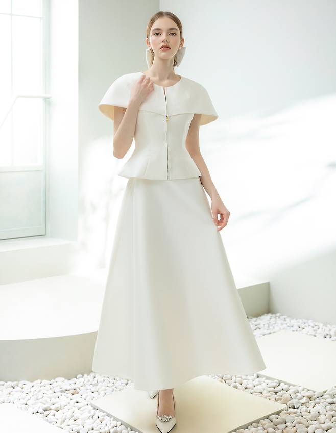 사진 : 웨딩드레스 라메르코코 서울본점, 수원점, 천안/아산점, 광주점, 부산점, 대구점, 울산점, 대전점, 청주점, 인천송도점, 원주점, 부천점, 동탄점, 안산점, 김해점, 김포점, 창원점, 일산점, 연길점, 포토그래퍼 최두식(메리드 스튜디오), 헤어 & 메이크업 조보민, 모델 베타