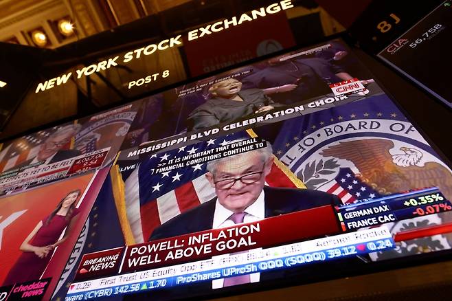지난 1일(현지시각) 제롬 파월 미국 연방준비제도 의장이 금리결정 후 기자회견하는 모습이 뉴욕증권거래소(NYSE) 화면에 나타나고 있다./로이터·연합