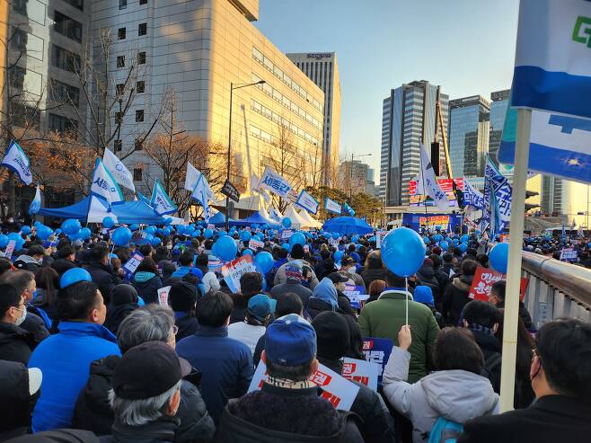 4일 오후 서울 중구 시청역 앞 세종대로에서 민주당이 윤석열 정권 규탄대회를 벌이고 있다./이민준 기자