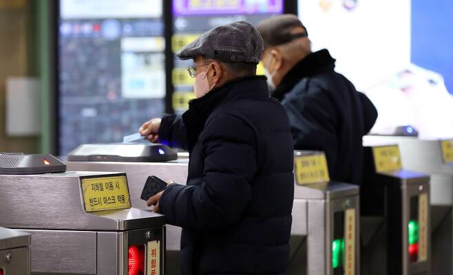 지난 1일 서울 지하철 종로3가역에서 시민들이 개찰구를 통과하고 있다./뉴스1
