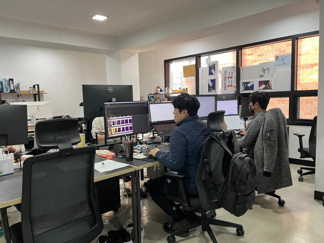 라이트브라더스의 온라인 플랫폼팀 직원들이 서울 신사동 사무실에서 새로운 서비스를 개발하고 있다. 박세인 인턴기자