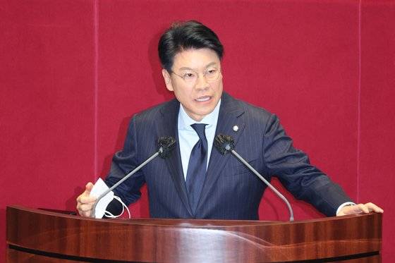 행정안전위원장으로 당선된 국민의힘 장제원 의원이 지난해 12월 28일 당시 국회에서 열린 제4차 본회의에서 당선 인사를 하고 있다. 연합뉴스