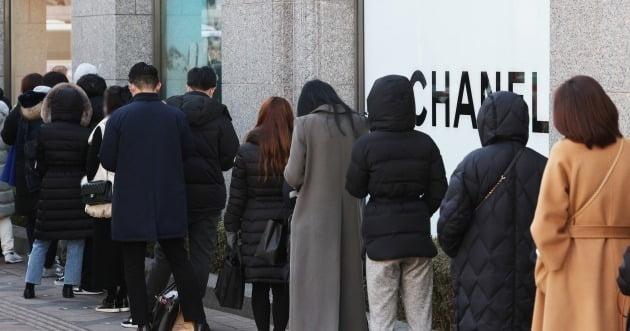 서울 시내의 한 백화점 명품관 샤넬 매장에서 시민들이 입장을 기다리고 있다. /뉴스1