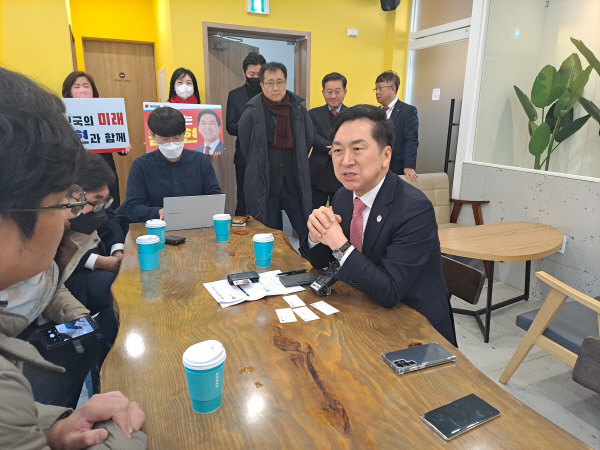 김기현 의원이 부산을 방문해 기자들과 대화하고 있다. 국제신문DB